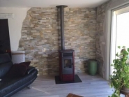 Poêle à granulés MONIA - finition acier bordeaux - 2.6kW à 8.5kW - installé à Roquevaire (13)_2