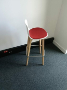 Tabouret de restaurant Lottus Wood d'occasion - structure en chêne, assise tapissée rouge et bordeaux - design moderne_2