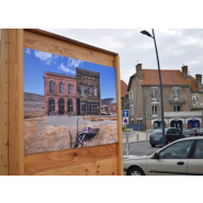 Mobilier totem d'exposition extérieur en bois pour photographies - Format 1 150 x 600 x 2 450 mm_2