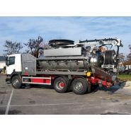 Hydrocureur avec cloison déplaçable pour évacuation efficace des boues