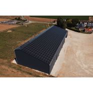Structure agricole avec panneaux solaires en toiture
