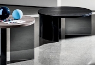 Table basse Regolo Round - ronde en chêne plaqué avec base en verre fumé et design Lievore Altherr Molina_2