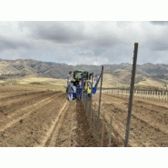 Planteuse agricole Révolution avec pose de fils de fer et irrigation
