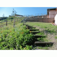 Système de soutènement en bois imputrescible pour terrains difficiles