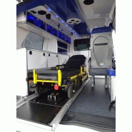 Vue arrière de l'ambulance mercedes-benz vito 2016 avec caméra de recul