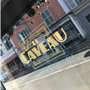 Lettrage adhésif sur vitrine, personnalisable et utilisable sur divers supports -Art & Com_3