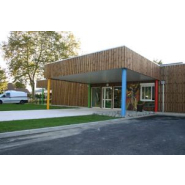 Bâtiment en bois clair pour crèche accueillant jusqu'à 60 enfants