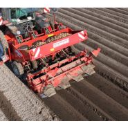 Machine agricole GL 410 avec cape formeuse pour buttes homogènes