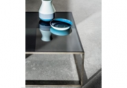 Table basse Quadro - structure métal laqué moka ou laiton poli - plateau en verre fumé avec motif géométrique_2