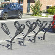 Poteau range 2 vélos papillon en acier avec anneaux en gomme_2
