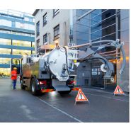 Véhicule hydrocureur à dimensions réduites pour endroits étroits