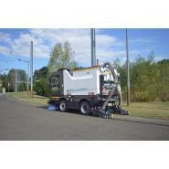 Balayeuse CMAR rail-route 600 RR - Balayage et nettoyage pour voies ferrées, tramways et métros - Puissance d'aspiration extrêmement élevée sur une largeur de balayage de plus de 3 m - Performances générales et moteur diesel EURO VI 162 CV_2