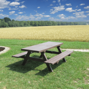 Mobilier urbain table pique-nique en plastique marron avec bancs intégrés