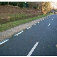 Séparateur de voies noir et blanc - Caoutchouc vierge vulcanisé - Bandes réfléchissantes classe 2 - Disponible en 2 tailles_2