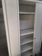 Armoire haute blanche d'occasion - Design moderne, portes coulissantes, 220 cm de hauteur - Rangement optimisé_2