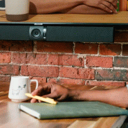 Appareil de visioconférence Owl Bar  Barre de visioconférence 4K avec focalisation sur l'intervenan_2