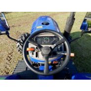 Tracteur agricole sans cabine avec pneus radiaux et siège à suspensions