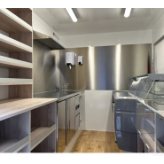 Remorque aménagée pour Food Truck - pâtisserie avec espace optimisé, vitrines réfrigérées et équipements personnalisables_2
