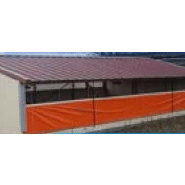 Abri avicole avec trappes isolées et portes en pignon