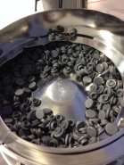 Alimentateurs vibrants pour obturateurs en caoutchouc et capsules d'aluminium - GMS Feeding Systems - normes cGMP et FDA_2