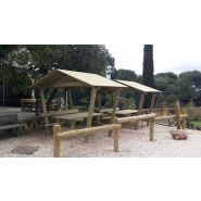Table en bois avec toit pour repas en plein air