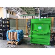 Presse à balles haute capacité V16 pour glassine - Compactage propre des supports siliconés recyclables. Presse à balles haute capacité V16 pour glassine - Compactage propre des supports siliconés recyclables.