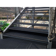 Marches d'escalier en caillebotis pressé Acier Inox Aluminium fabrication standard ou SUR MESURE