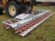 Ébouseuse avec lames en acier ressort et châssis galvanisé