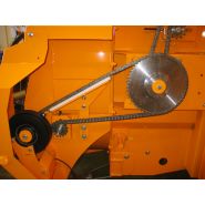 Dispositif de paillage avec porte arrière à ouverture hydraulique