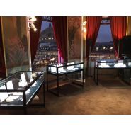 Vitrine table avec portes coulissantes sécurisées - L 120 x P 60 x H 92 cm - Verre trempé et structure aluminium anodisé_2