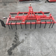 Outil pour homogénéiser le sol des carrières équestres