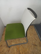 Chaise visiteur Eastside Steelcase d'occasion - structure métallique en forme de patin - dossier rembourré en résille_2