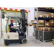 Chariot élévateur Crown avec système Intrinsic Stability pour plus de sécurité