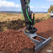 Barre de nivellement pour pelle avec rouleau compacteur