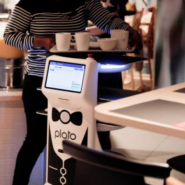 ROBOT DE SERVICE RESTAURATION ET SERVICE À TABLE PLATO ALDEBARAN UNITED ROBOTICS GROUP_2