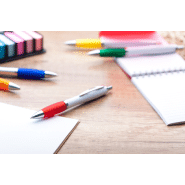 Stylo à bille en plastique - corps blanc, grip coloré et parties chromées - encre bleue_2