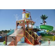 Structure aquatique sur le thème des fonds marins avec activités ludiques