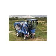 Vendangeuse New Holland Braud 7030M adaptée pour des rangs de vigne intermédiaires