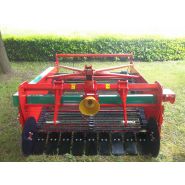 Machine agricole pour la récolte des pommes de terre avec convoyeur intégré