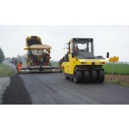 Rouleau à pneumatiques Bomag adapté aux autoroutes et pistes d'aéroport