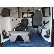 Ambulance avec brancard et gyrophares avant et arrière