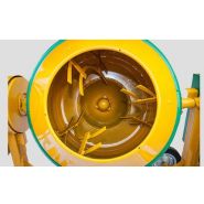 Équipement de construction avec cuve de grande capacité