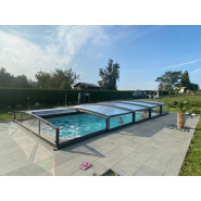 Abri piscine bas spacieux avec ouverture télescopique sans rails au sol - BOREALIS XL - Trappe XXL+ et volume intérieur optimal_2