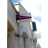 Enseigne drapeau sur mesure en plexi ou aluminium, avec système d'éclairage intégré - OUEST ENSEIGNES_3