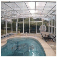 Abri piscine haut design - adossé et télescopique en polycarbonate transparent avec façade escamotable et options personnalisables_2