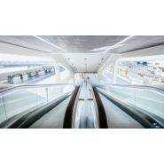 Trottoir roulant pour le  transport des passagers  d'un étage à l'autre  - Schindler 9500AE incliné_2