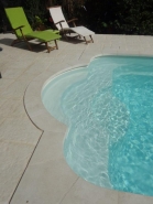 Escalier roman large intégré sur une piscine en kit DEClic R730