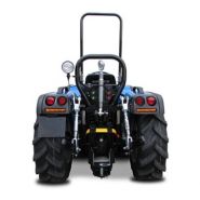 Tracteur agricole pour travaux d'entretien municipal en été et hiver