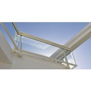 5500 - garde corps - sepalumic - il offre une sécurité optimisée grâce à des éléments de remplissage fixés par des clameaux, des montants forts et un système d’accrochage par pince_2