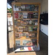 Porte-brochures extérieur sur roulettes - Guinaudeau - H1850 mm x L1000 mm x Prof 400 mm - Bois et structure vitrifiée_2